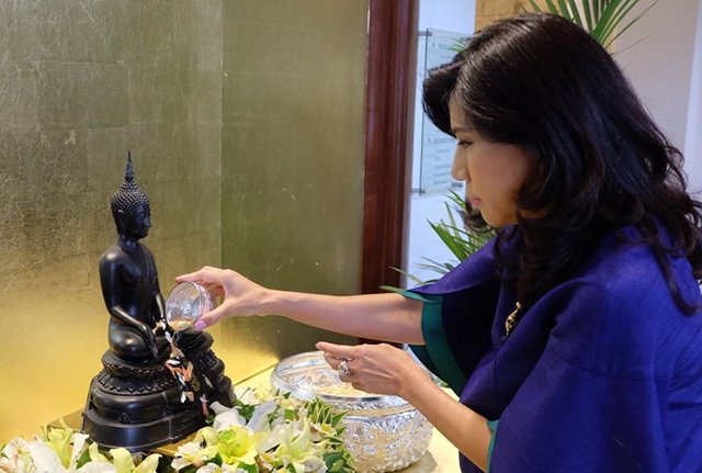 พิธีสรงน้ำพระพุทธรูปประจำสถานเอกอัครราชทูตฯ
